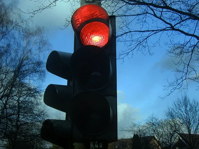 Semáforo com luz vermelha representando perdas para devedores duvidosos e restrição de crédito