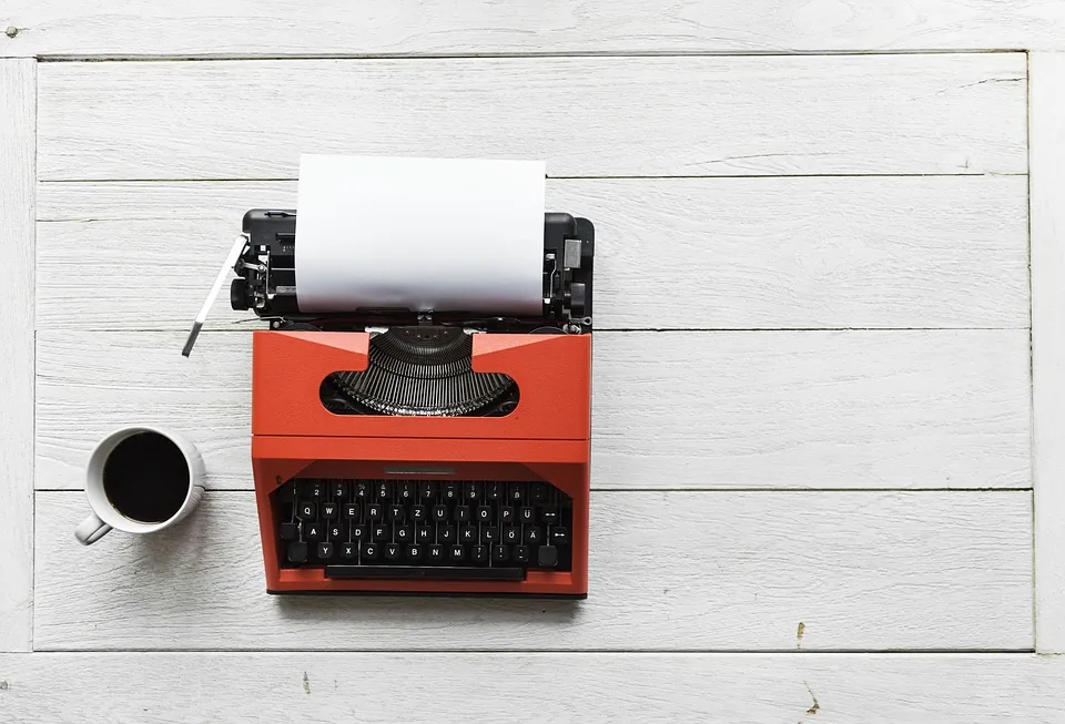Máquina escrever vermelha vintage com café representa ferramentas de planejamento de marketing