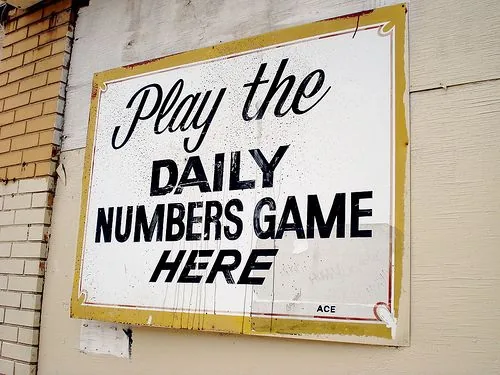 Placa moldura dourada Play Daily Numbers Game representa dinâmica planejamento colaborativo