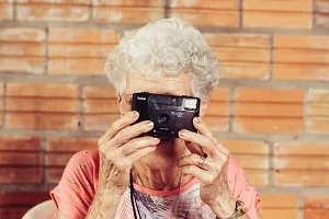 Mulher com câmera fotografando estratégias de expansão de uma empresa inovadora