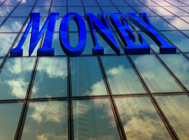 Palavra money em fachada corporativa ilustrando conceito de private equity em negócios modernos