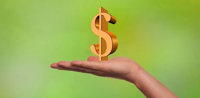 Símbolo de moeda em mão aberta representando capital de investimento e private equity empresarial