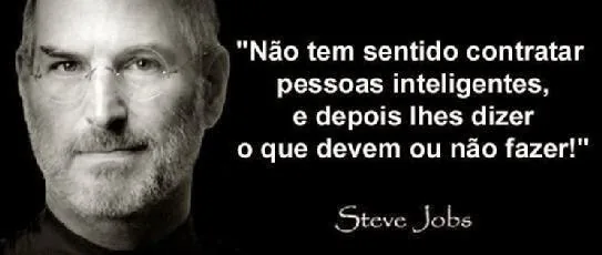 Desenho em lousa lâmpadas se tornando uma grande iluminada sobre como profissionalizar a gestão empresa