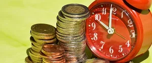 Notas dinheiro relógio vermelho fluxo recursos financeiros resultado econômico conceito