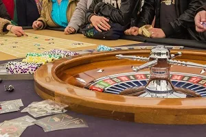 Jogadores em volta de roda de cassino ilustrando var value at risk financeiro