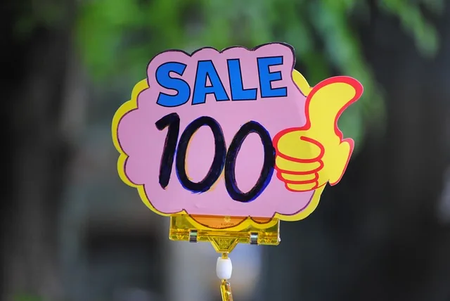 Balão de promoção com desconto ilustrando CMV negativo em operação comercial