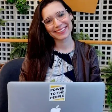 Retrato profissional Carolina Coutinho analista FP&A Treasy blog do skeelo empresa rede