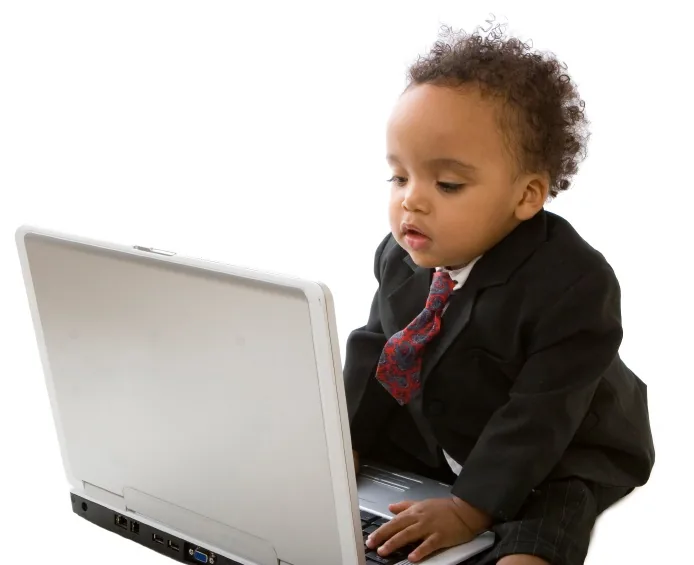 Profissional concentrado laptop gestão orçamentos digitação trabalho análise financeira produtiva