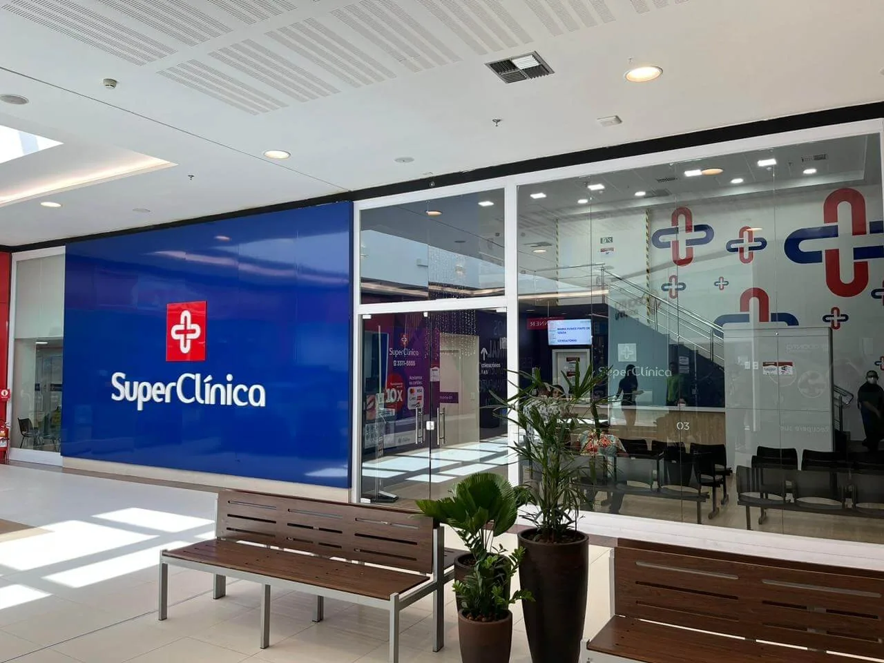Foto recepção interna SuperClínica com design moderno demonstrando identidade visual da superclinica