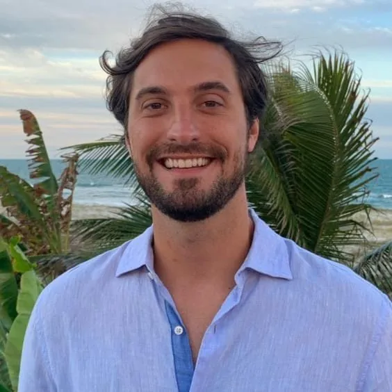 Retrato Luis Guilherme Almeida executivo SuperClínica em praia pôr do sol na região da superclinica cohab