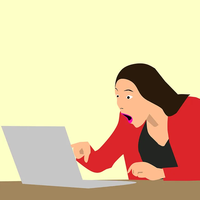 Mulher blusa vermelha apontando laptop com análise impairment