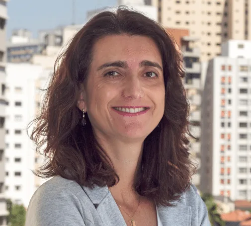 Executiva em retrato profissional com planejamento orçamentário expansão